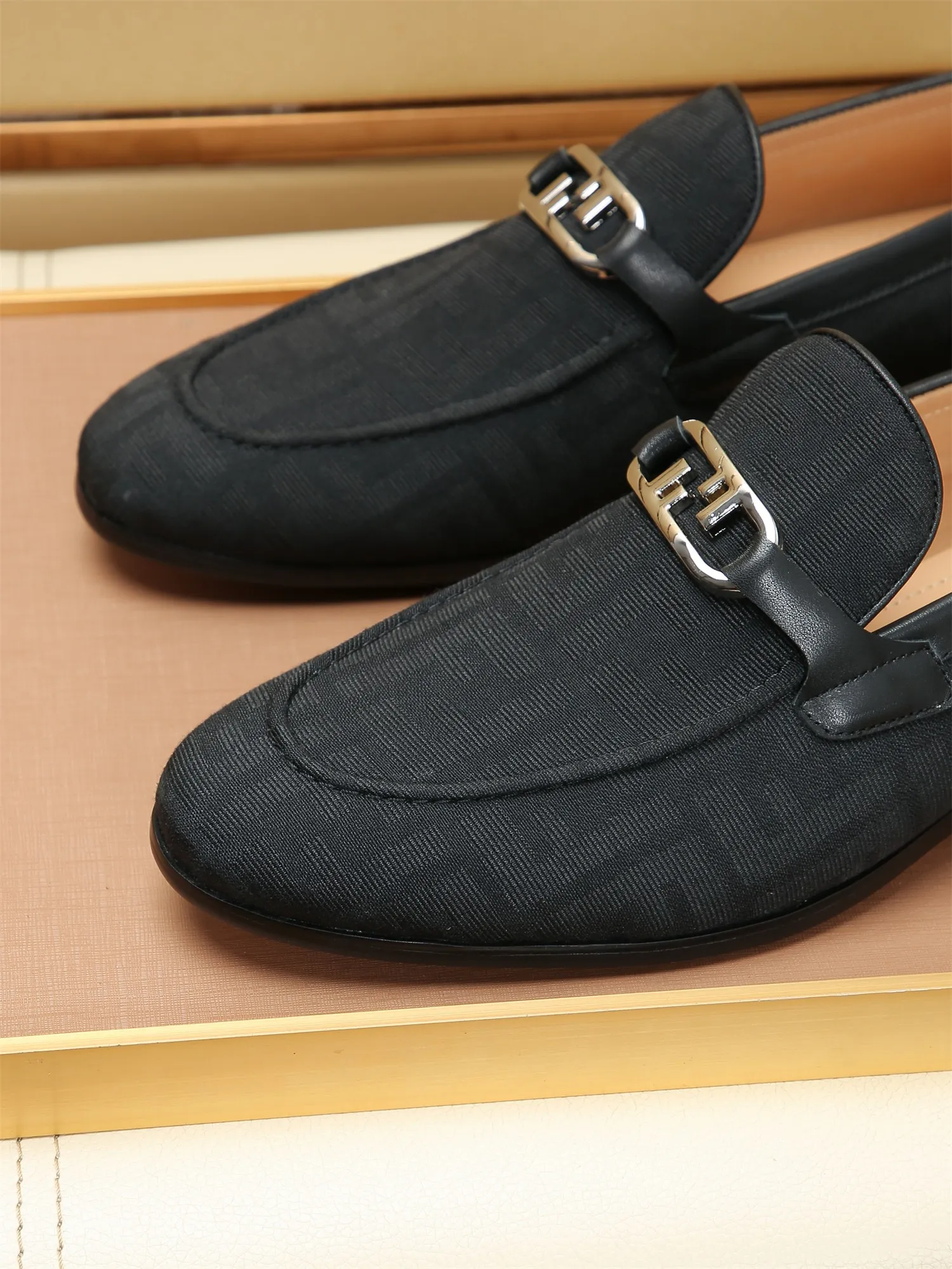 Men's shoes💰460 🕷🕷【FENDI】The latest men's formal leather shoes🇨🇳Classic series not to be missed💯The first layer is made of imported first-layer cowhide☘Original quality, the leather is smooth and delicate🎋Awesome version, perfect streamlined outline🍇Cowhide lining, size 38-44 (customized at 45.46)...
